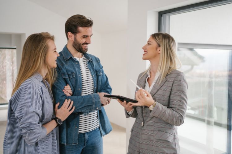 1 Percent Lists agent talking to perspective home sellers